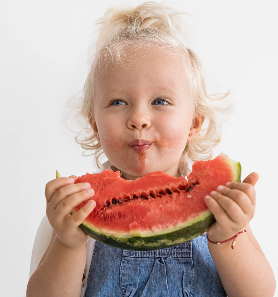 Niña comiendo fruta